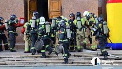 Пожарные машины у ЮУрГУ: спасатели показали, как ликвидируют катастрофу повышенного уровня сложности