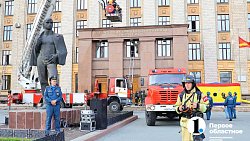 Пожарные машины у ЮУрГУ: спасатели показали, как ликвидируют катастрофу повышенного уровня сложности