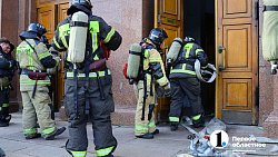 Пожарные машины у ЮУрГУ: спасатели показали, как ликвидируют катастрофу повышенного уровня сложности