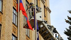 Пожарные машины у ЮУрГУ: спасатели показали, как ликвидируют катастрофу повышенного уровня сложности