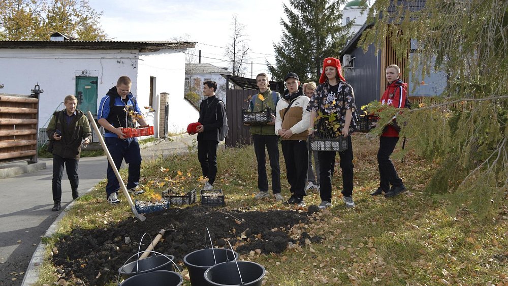 В городском парке в Кыштыме высадили 150 дубов