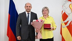 Артем Жога вручил государственные награды жителям Челябинской области