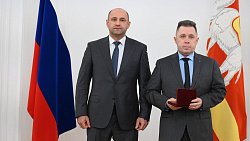 Артем Жога вручил государственные награды жителям Челябинской области