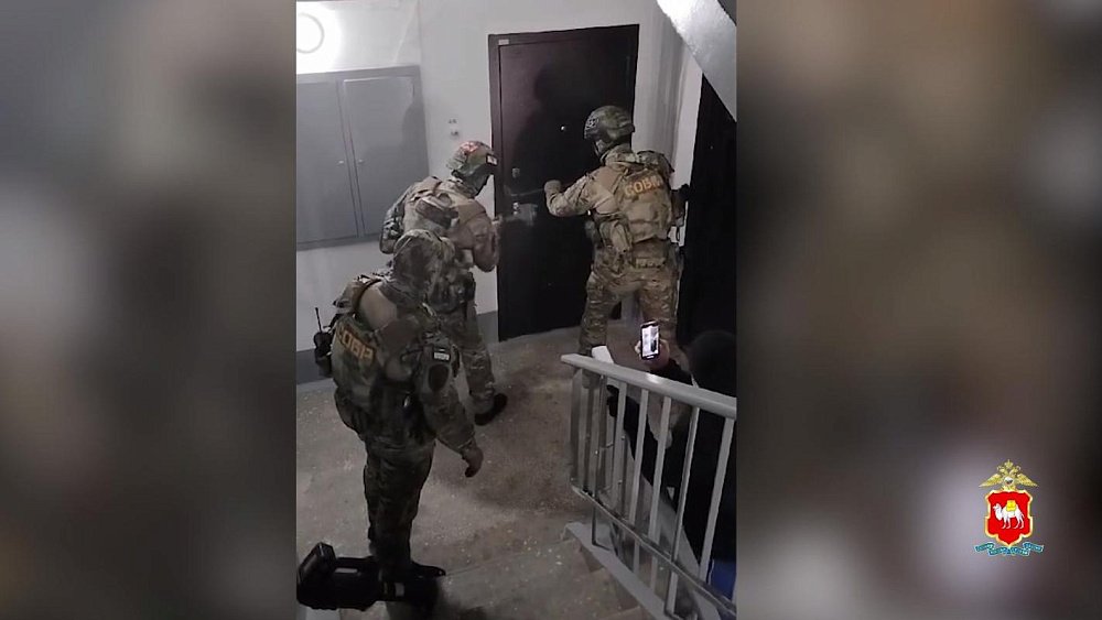 В Челябинске полицейские пресекли работу наркомагазина