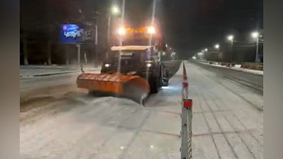 В Челябинске подрядчики убирают первый снег и обработали опасные участки
