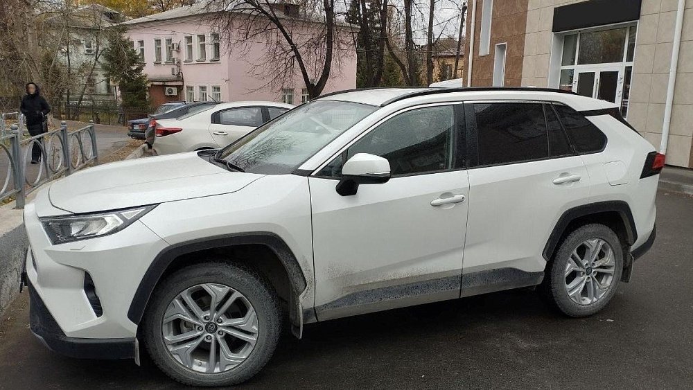 Приставы из Озерска передали конфискованный кроссовер на нужды Российской армии