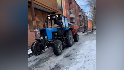 В Челябинске проводят противогололедную обработку тротуаров