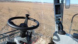 Первый в Челябинской области комбайн на гусеничном ходу помогает убирать урожай