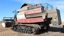 Первый в Челябинской области комбайн на гусеничном ходу помогает убирать урожай