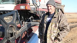 Первый в Челябинской области комбайн на гусеничном ходу помогает убирать урожай