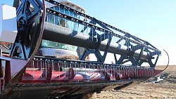 Первый в Челябинской области комбайн на гусеничном ходу помогает убирать урожай