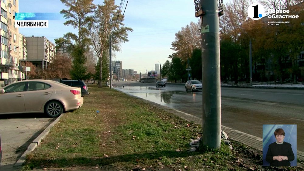 В Челябинске на улице Братьев Кашириных произошел прорыв канализации