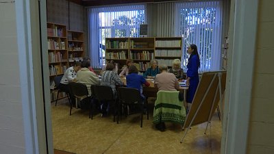 В Магнитогорске пожилых людей учат пользоваться смартфонами