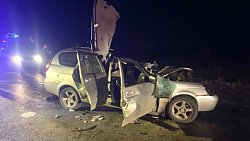 Два человека погибли при лобовом столкновении двух легковушек в Челябинской области