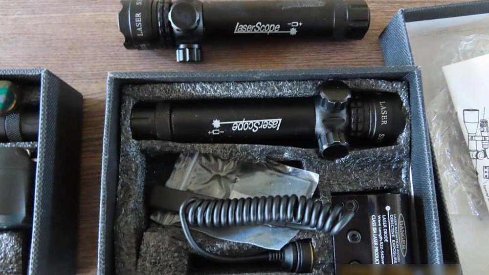 Из Узбекистана в Челябинск прилетели пять лазерных прицелов без документов