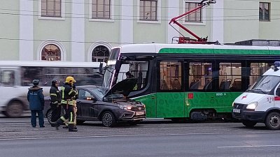 В Челябинске из-за ДТП в центре города изменили движение трамваев