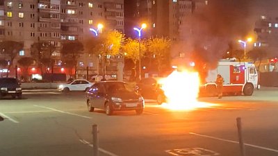 В Магнитогорске вспыхнул припаркованный автомобиль