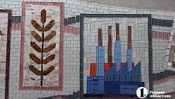 «На века»: в центре Челябинска проблемную арку украсили мозаичным панно