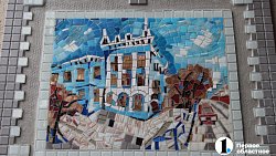 «На века»: в центре Челябинска проблемную арку украсили мозаичным панно