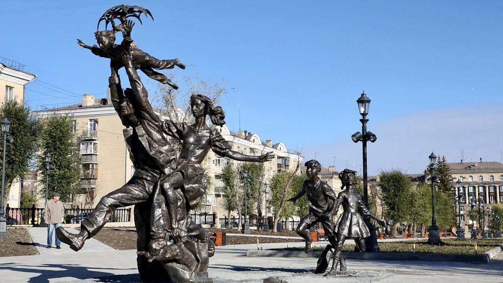 В магнитогорском парке установили скульптуру «Счастливые»