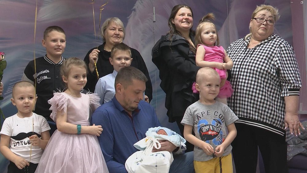 «Обнимашек и целовашек хватит на всех»: челябинка родила седьмого ребенка