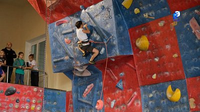 На скалодроме в «Заре» соревнуются 200 скалолазов