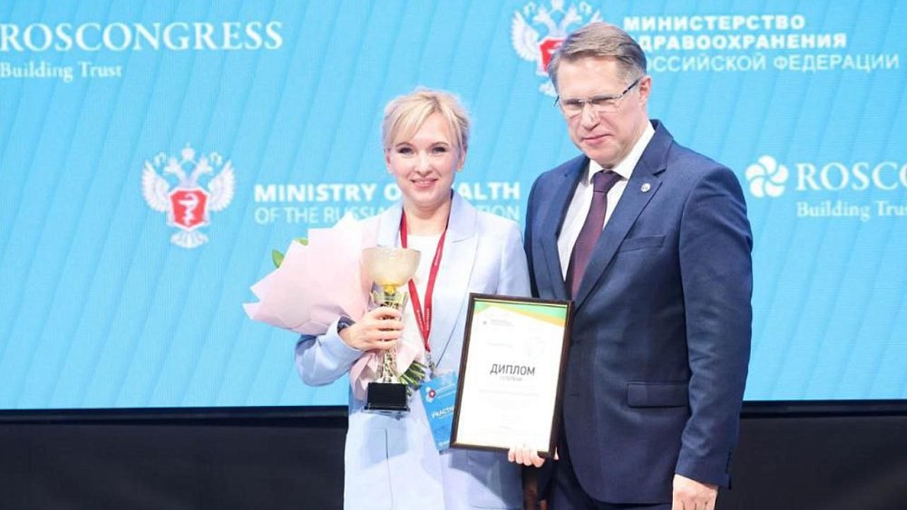 Глава Минздрава вручил награду лучшему онкологу страны из Челябинска