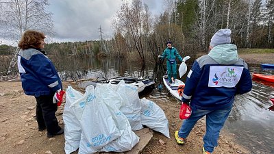 Волонтеры на сапбордах и каяках очистили челябинский карьер от мусора