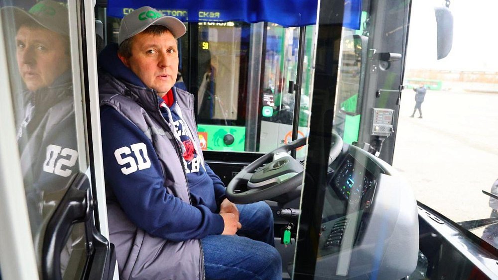 В Челябинске водителям автобусов обещают зарплату от 100 тысяч рублей и льготную пенсию