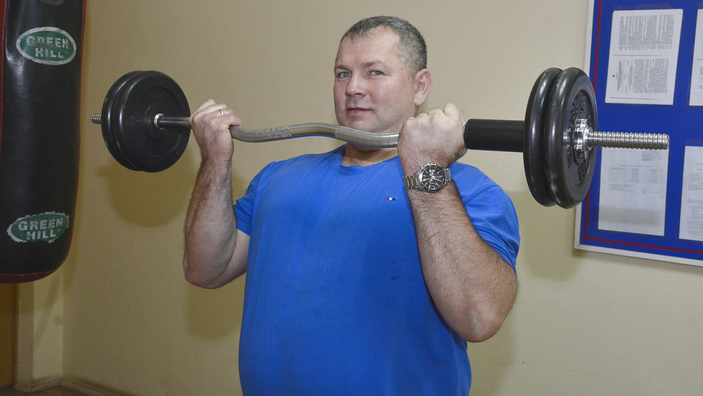 «Мужиком надо быть, а не ерундой заниматься» — рекордсмен мира по жиму штанги