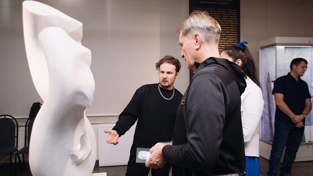 В Исторический музей Южного Урала завезли многотонные фигуры из мрамора