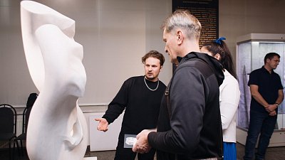 В Исторический музей Южного Урала завезли многотонные фигуры из мрамора