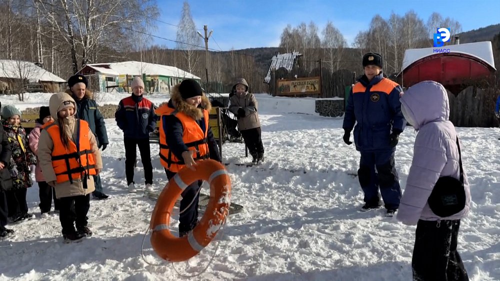 Школьники знакомятся с правилами поведения на тонком льду