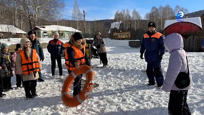 Школьники знакомятся с правилами поведения на тонком льду