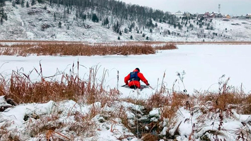 На озере в Челябинской области нашли вмерзшее рыбацкое снаряжение