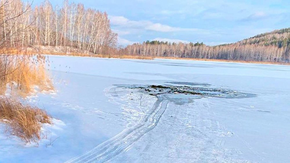 Рыбак погиб, провалившись под лед на озере в Челябинской области