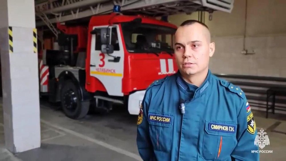 В Челябинске пожарные помогли маме с больным сыном, потерявшим ключи от квартиры