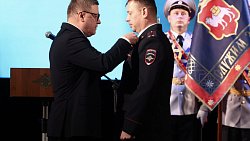 Алексей Текслер вручил грамоты и благодарности в честь Дня сотрудника органов внутренних дел