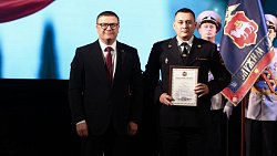 Алексей Текслер вручил грамоты и благодарности в честь Дня сотрудника органов внутренних дел