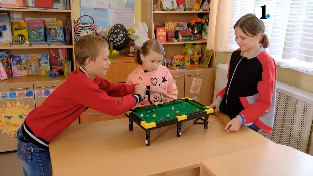 Неразлучные Полина, Кирилл и Аня мечтают попасть в семью все вместе