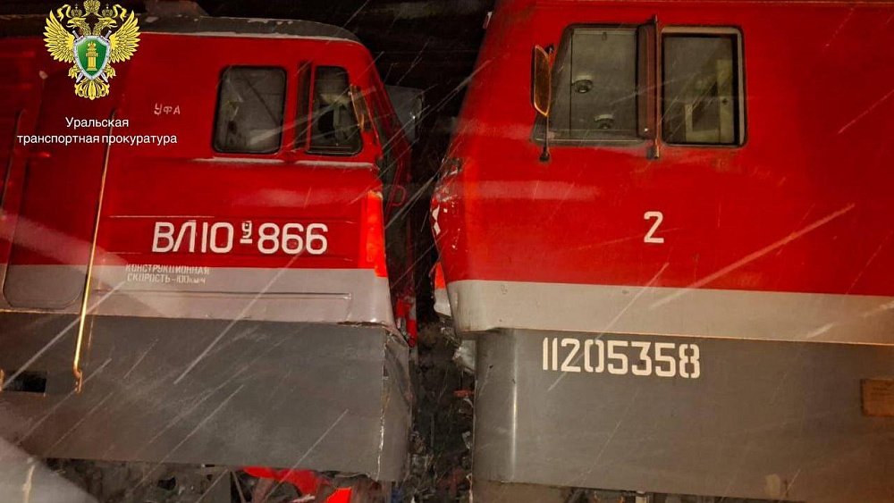 Локомотив сошел с рельсов при столкновении с грузовым поездом в Златоусте