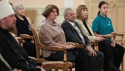 Алексей Текслер вручил южноуральцам награды за вклад в укрепление единства российской нации