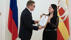 Алексей Текслер вручил южноуральцам награды за вклад в укрепление единства российской нации