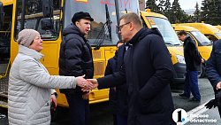 Дорога в школу станет проще: города и районы Челябинской области получили 49 школьных автобусов
