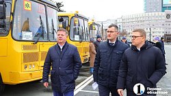 Дорога в школу станет проще: города и районы Челябинской области получили 49 школьных автобусов