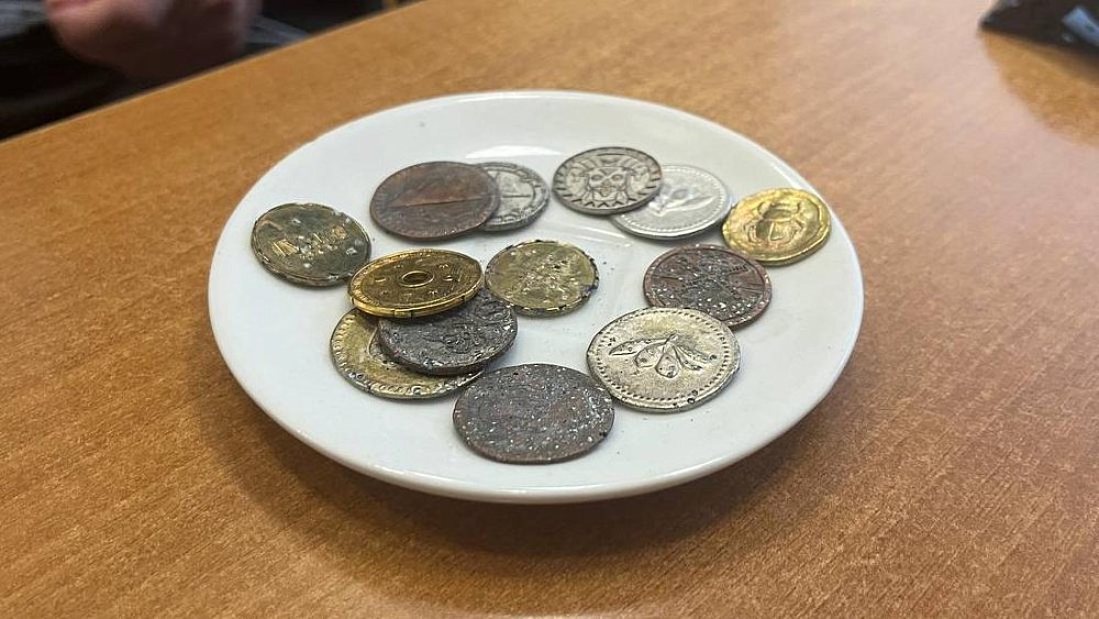 Трехлетняя девочка из Челябинска проглотила монету, подаренную на кассе супермаркета