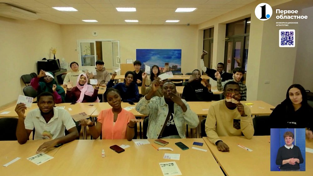 Иностранные студенты из Челябинска поздравили своих мам