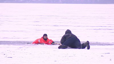 Южноуральцам рассказали, как спасти человека, провалившегося под лед