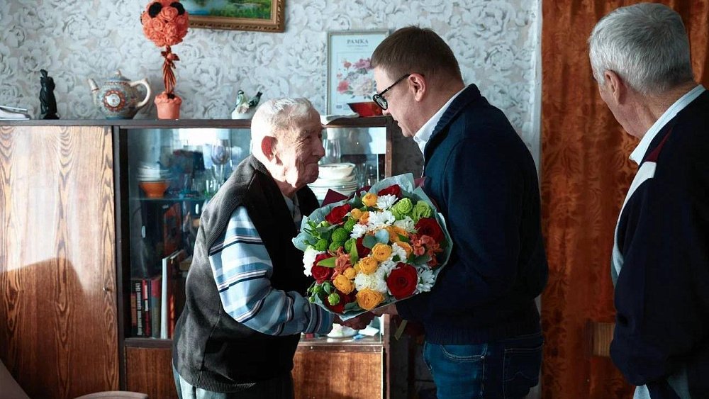 Алексей Текслер поздравил с 100‑летием ветерана в Кизильском районе