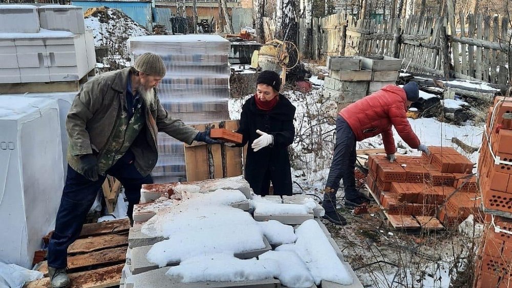 Прихожане миасского храма помогают строить воскресную школу